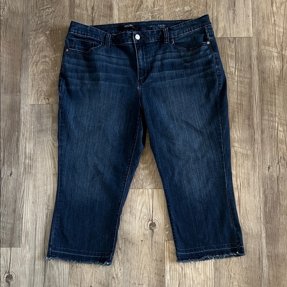 Simply Vera Vera Wang Mid Rise Denim Capris.
